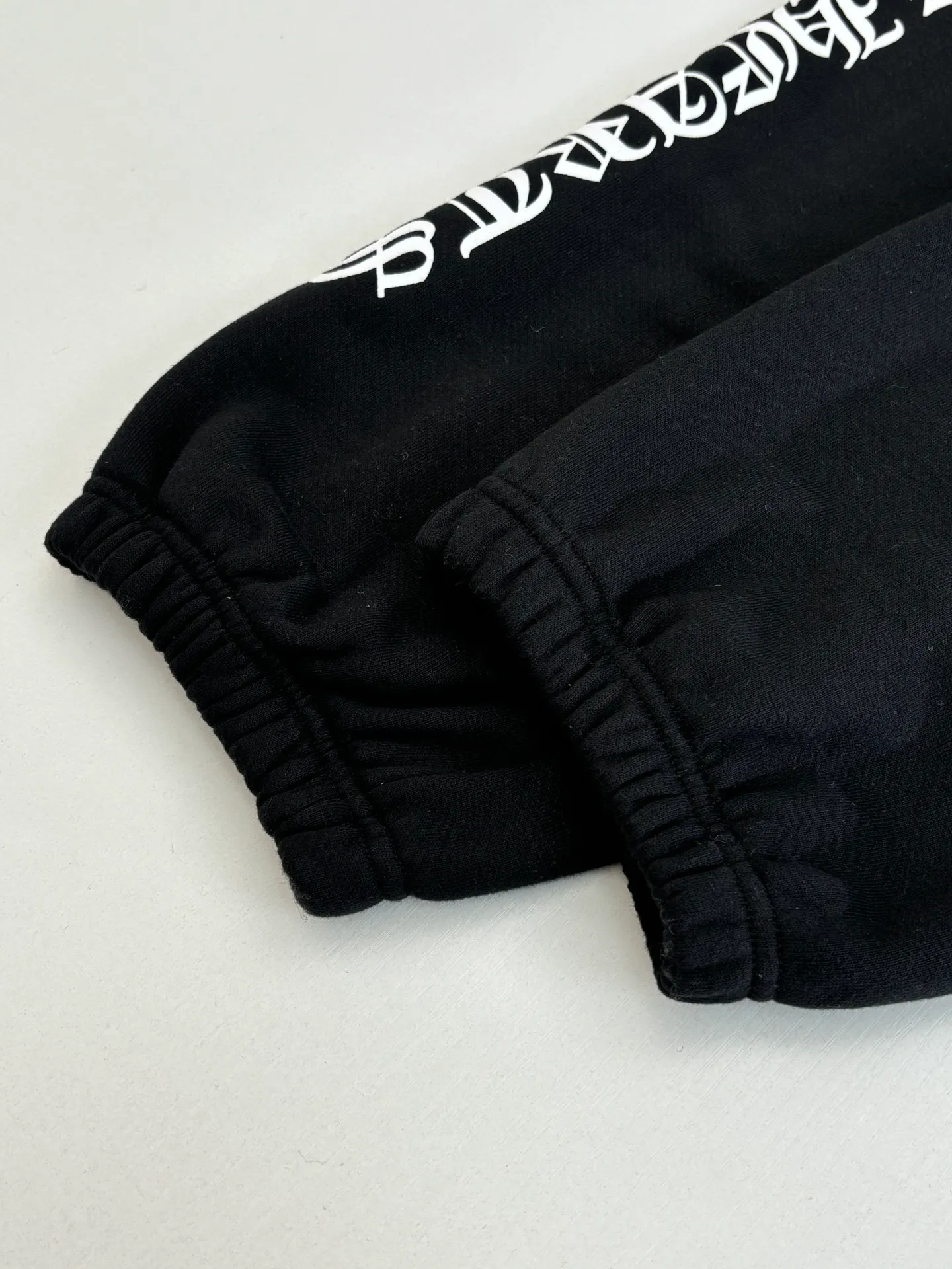 P366 Chrome Heart*/Chrome Heart Ch Sanskrit black loose-fitting leggings sweatpants. Made of high-weight velvet cotton fabric, which combines warmth and crisp texture. The version is the popular "wide at the top and narrow at the bottom" leggings silhouette. It is equipped with a drawstring waistband, double side pockets and back pockets. While maintaining a casual street feel, it highlights the tonality of luxury items through high-tech printing and fabric texture. Size: S/M/L